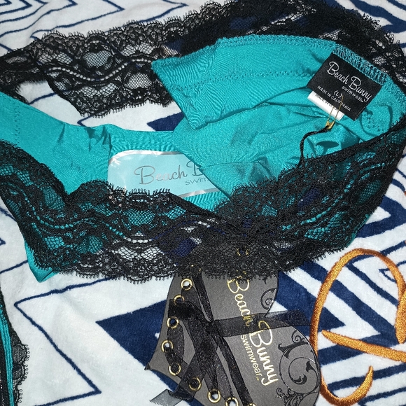 Beach Bunny NWT Love Fool LG Bikini Swimsuit - Picture 6 of 8
